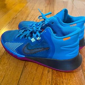 Boys Kyrie Flytrap Nikes, size 7